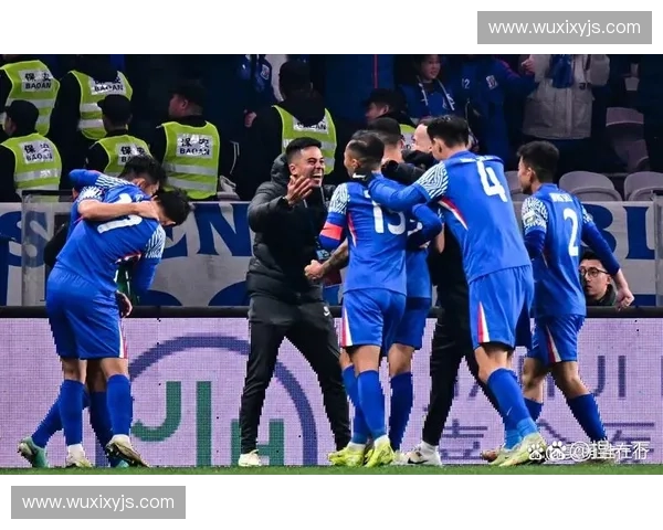 激烈对抗与热血碰撞 赛场上每一分每一秒的紧张氛围与激情四溢的赛场时刻